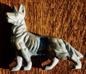 Antique Brass Dog, credit Antiche Curiosità©