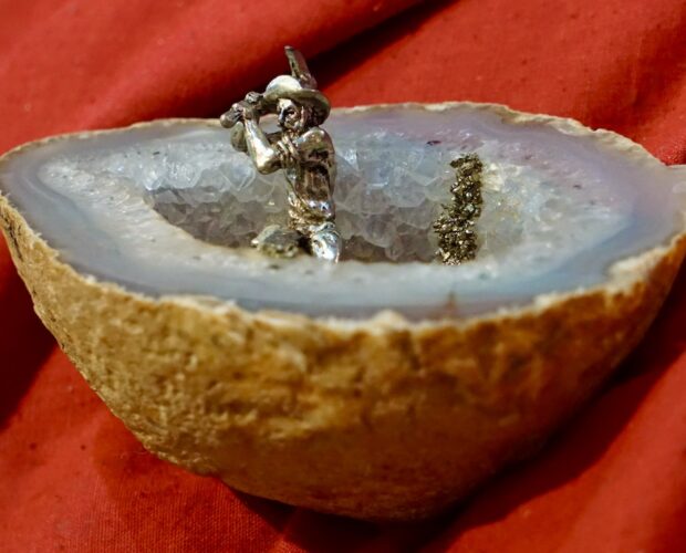 Geode naturale con figurina e pirite aggiunta.