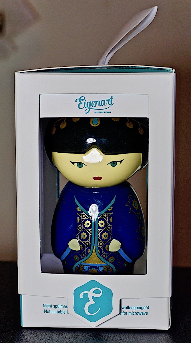 Hand-painted ceramic doll with strainer, Eigenart