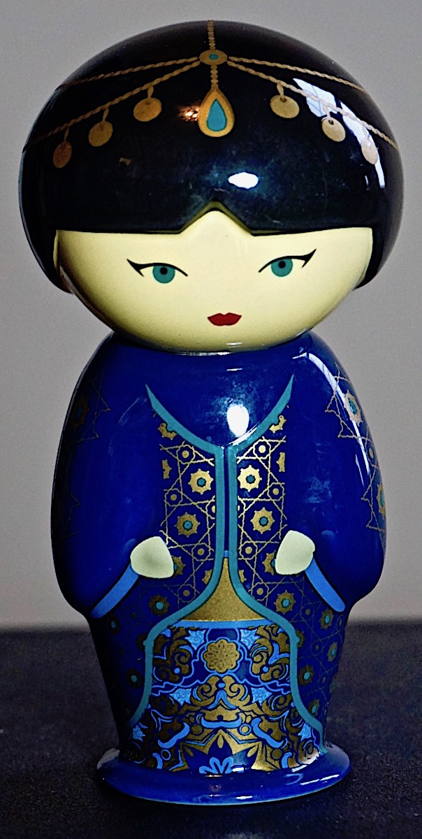 Hand-painted ceramic doll with strainer, Eigenart